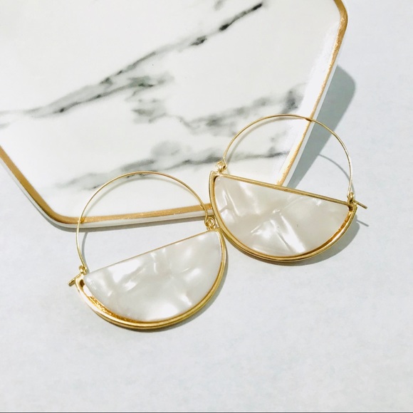 SARAH PEARL RESIN LOOP DROP EARRINGS 1.75” x 1.5” - Picture 8 of 8